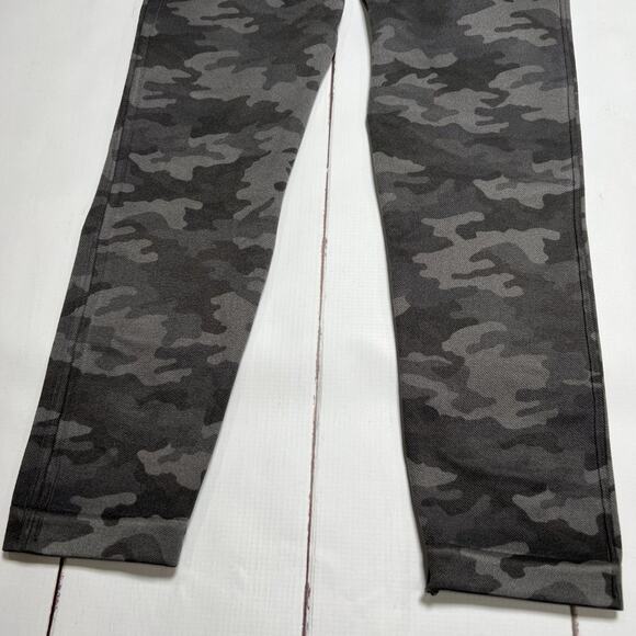 SPANX Look At Me Now Seamless Cropped Legging SIZE L Gray Camo Yoga Pants - Picture 13 of 14